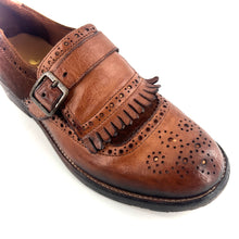 Load image into Gallery viewer, Chaussure à Boucle Bout Fleuri Patte Frangée Bi-Matière Camel
