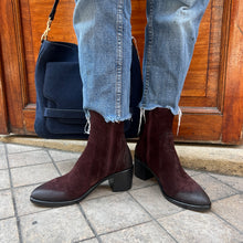 Charger l'image dans la galerie, Boots Talon Trotteur Zippé Intérieur en Daim Bordeaux
