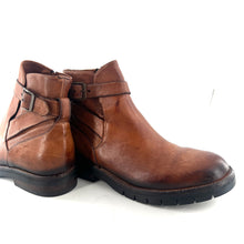 Load image into Gallery viewer, Boots Semelle Crantée Boucle Cheville en Cuir Camel
