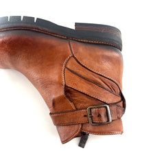 Load image into Gallery viewer, Boots Semelle Crantée Boucle Cheville en Cuir Camel

