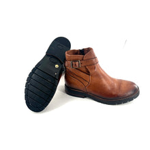 Load image into Gallery viewer, Boots Semelle Crantée Boucle Cheville en Cuir Camel

