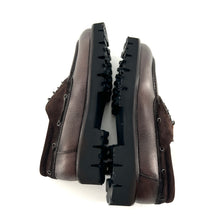 Load image into Gallery viewer, Chaussure Bâteau Semelle Crantée en Cuir Grainé et Croûte Marron Foncé
