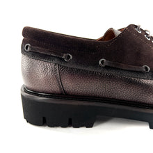 Load image into Gallery viewer, Chaussure Bâteau Semelle Crantée en Cuir Grainé et Croûte Marron Foncé
