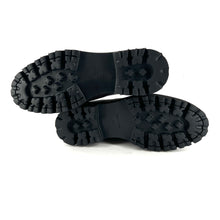 Load image into Gallery viewer, Chaussure Bâteau Semelle Crantée en Cuir Grainé et Croûte Marron Foncé
