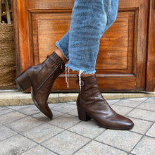 Charger l'image dans la galerie, Boots Talon Trotteur Zippé Intérieur en Cuir Chocolat
