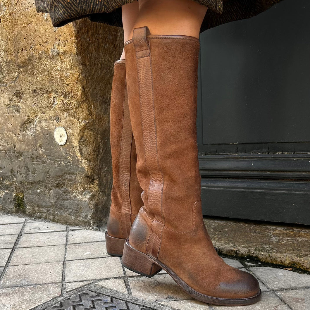 Botte Tige Droite Talon Trotteur en Croûte Taupe