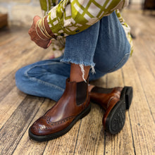 Charger l'image dans la galerie, Chelsea Boots Bout Fleuri en Cuir Cognac
