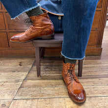 Load image into Gallery viewer, Chaussure Lacets Montante en Cuir Cognac Patiné
