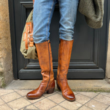 Charger l&#39;image dans la galerie, Botte en Cuir et Cuir Stretch Camel Patiné
