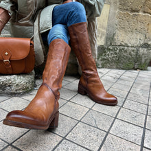 Load image into Gallery viewer, Botte Talon Trotteur en Cuir Camel Patiné
