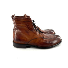 Load image into Gallery viewer, Chaussure Lacets Montante en Cuir Cognac
