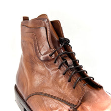Load image into Gallery viewer, Chaussure Lacets Montante en Cuir Cognac
