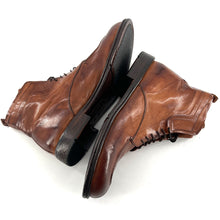 Load image into Gallery viewer, Chaussure Lacets Montante en Cuir Cognac
