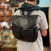 Charger l'image dans la galerie, Sac à Dos en Cuir Lavé Noir
