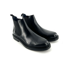 Load image into Gallery viewer, Chelsea boots en Cuir Noir
