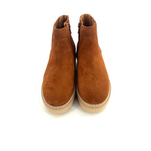 Load image into Gallery viewer, Boots Semelle Crêpe PALLAS ZIP BEETLE en Suede Caramel
