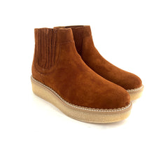 Load image into Gallery viewer, Boots Semelle Crêpe PALLAS ZIP BEETLE en Suede Caramel
