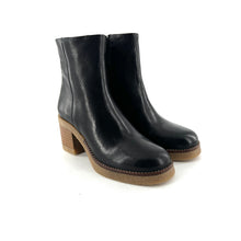 Charger l&#39;image dans la galerie, Boots Zippé Intérieur Talon Trotteur Semelle Crêpe en Cuir Noir
