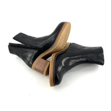 Charger l&#39;image dans la galerie, Boots Zippé Intérieur Talon Trotteur Semelle Crêpe en Cuir Noir
