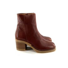 Charger l&#39;image dans la galerie, Boots Zippé Intérieur Talon Trotteur Semelle Crêpe en Cuir Camel
