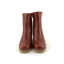 Load image into Gallery viewer, Boots Talon Compensé Crêpe en Cuir Camel
