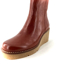 Load image into Gallery viewer, Boots Talon Compensé Crêpe en Cuir Camel
