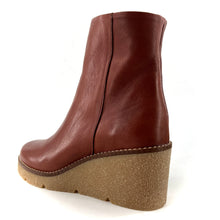 Load image into Gallery viewer, Boots Talon Compensé Crêpe en Cuir Camel
