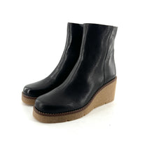 Load image into Gallery viewer, Boots Talon Compensé Crêpe  en Cuir Noir
