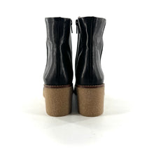 Load image into Gallery viewer, Boots Talon Compensé Crêpe  en Cuir Noir
