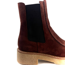 Load image into Gallery viewer, Chelsea Boots Semelle Crêpe en Daim Marron
