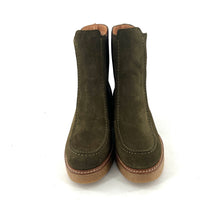 Load image into Gallery viewer, Chelsea Boots Semelle Crêpe en Daim Vert
