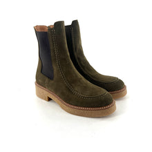 Load image into Gallery viewer, Chelsea Boots Semelle Crêpe en Daim Vert
