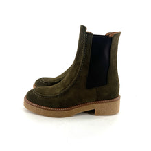 Load image into Gallery viewer, Chelsea Boots Semelle Crêpe en Daim Vert
