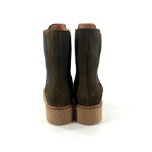 Load image into Gallery viewer, Chelsea Boots Semelle Crêpe en Daim Vert

