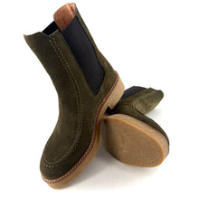 Load image into Gallery viewer, Chelsea Boots Semelle Crêpe en Daim Vert
