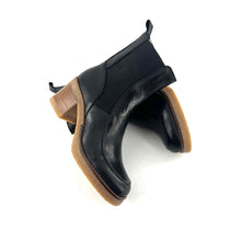 Load image into Gallery viewer, Boots Élastiqué Talon Trotteur Semelle Crêpe en Cuir Noir

