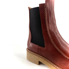 Load image into Gallery viewer, Chelsea Boots Semelle Crêpe en Cuir Camel
