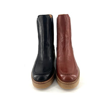 Load image into Gallery viewer, Chelsea Boots Semelle Crêpe en Cuir Noir
