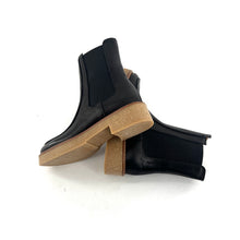 Load image into Gallery viewer, Chelsea Boots Semelle Crêpe en Cuir Noir
