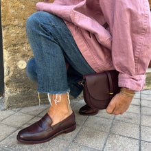 Load image into Gallery viewer, Mocassin en Cuir Bordeaux Foncé
