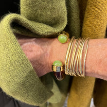 Charger l'image dans la galerie, Jonc Acétate Tortoise et Cabochons Verts Sertis Plaqué Or
