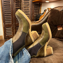 Load image into Gallery viewer, Boots Élastiqué Talon Trotteur Semelle Crêpe  Bi-Matière Kaki
