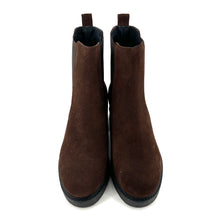 Load image into Gallery viewer, Boots Talon Trotteur GIULIA en Daim Marron Foncé
