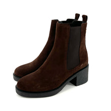 Load image into Gallery viewer, Boots Talon Trotteur GIULIA en Daim Marron Foncé
