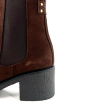 Load image into Gallery viewer, Boots Talon Trotteur GIULIA en Daim Marron Foncé
