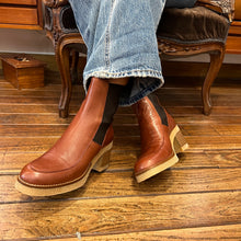 Load image into Gallery viewer, Chelsea Boots Talon Trotteur Semelle Crêpe en Cuir Camel
