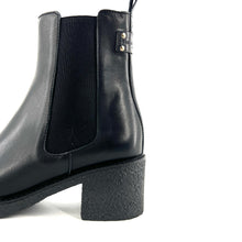 Load image into Gallery viewer, Boots Talon Trotteur GIULIA en Cuir Noir
