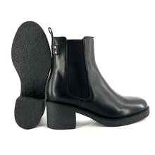Load image into Gallery viewer, Boots Talon Trotteur GIULIA en Cuir Noir
