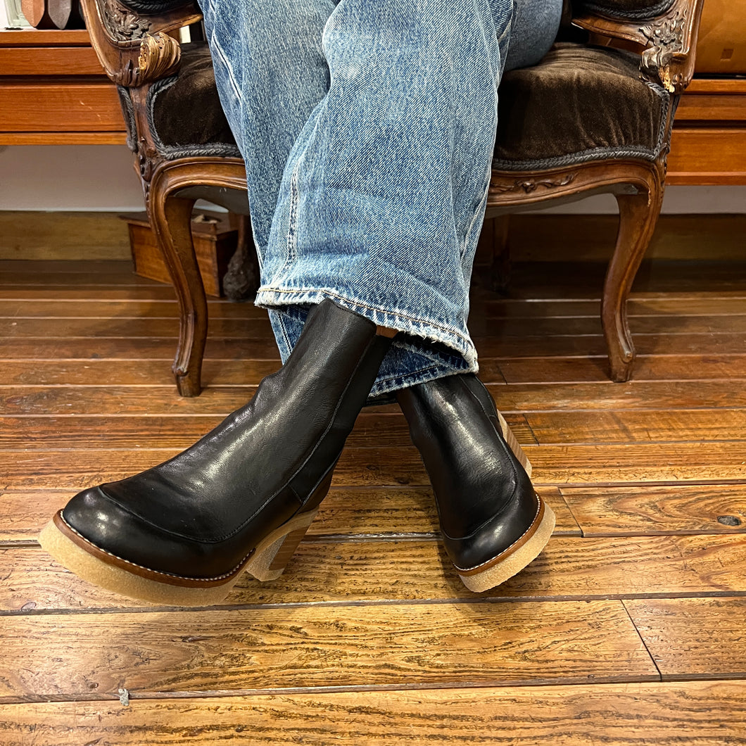 Boots Élastiqué Talon Trotteur Semelle Crêpe en Cuir Noir