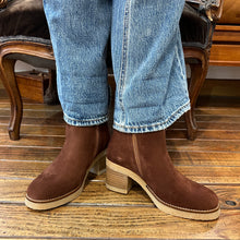 Charger l&#39;image dans la galerie, Boots Zippé Intérieur Talon Trotteur Semelle Crêpe en Daim Cognac
